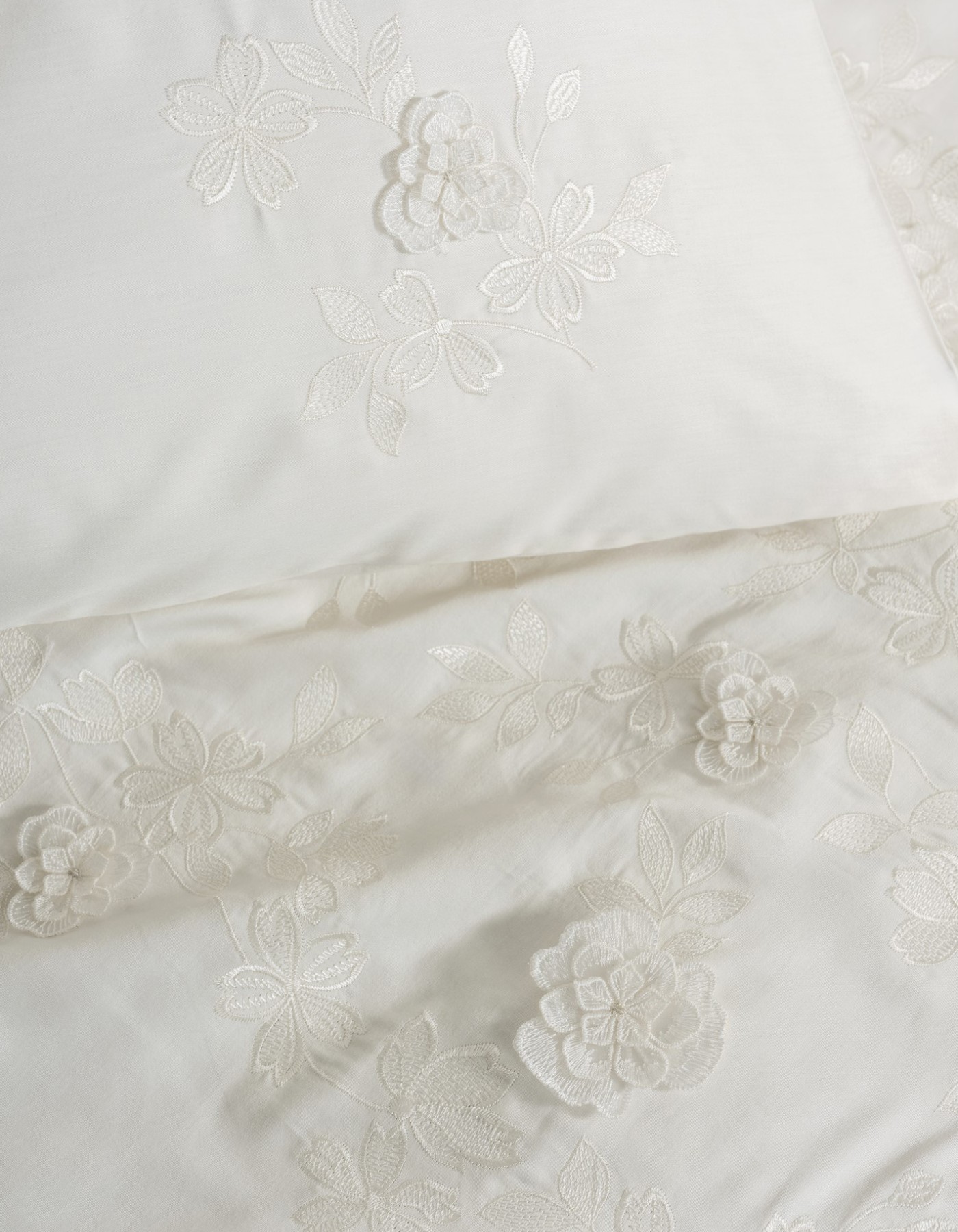 Cotton Box 3D Nakışlı Saten Çift Kişilik Nevresim Takımı Chic Ekru